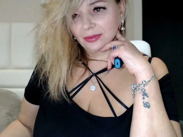 aniutkamau broadcasting live