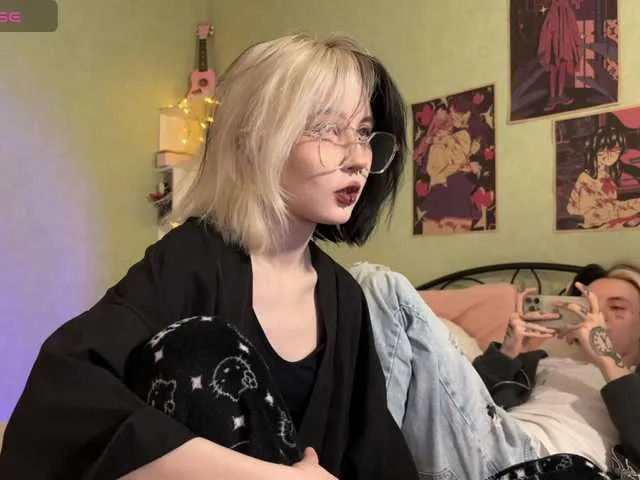 VeryRareTwins broadcasting live