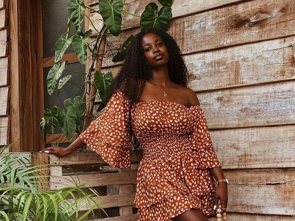 LuluWilde broadcasting live