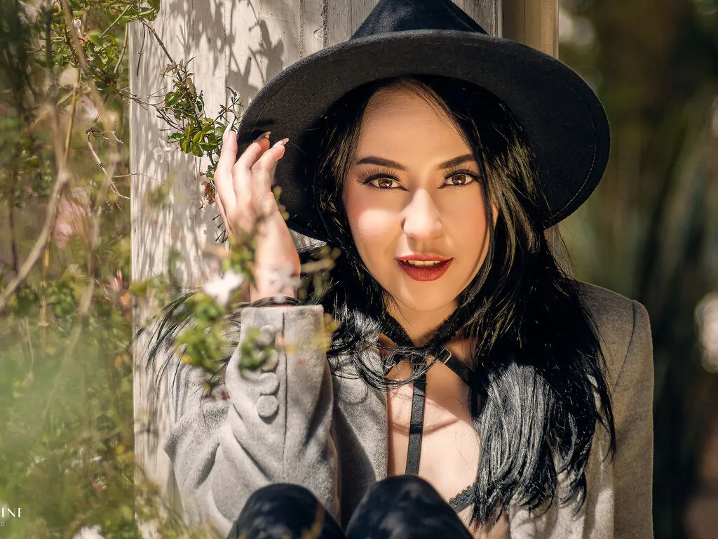 LunaSilvestre broadcasting live