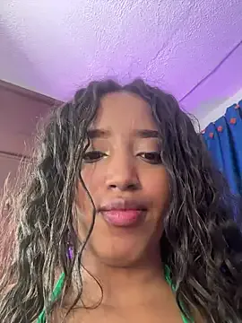 Cleo_luna broadcasting live