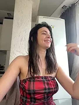 CurlyLara broadcasting live