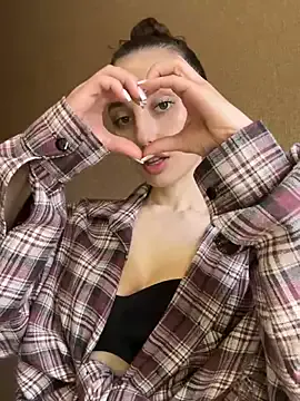 Polli_Kiss broadcasting live